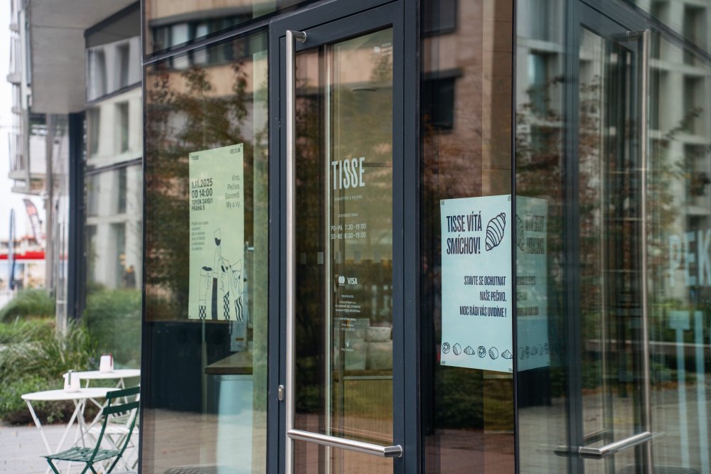 TISSE Bakery pod vedením Ivana Basina a Elizavety Timkiny spojuje ruční řemeslo s analytickým přístupem. Všechny receptury i procesy zde pečlivě zkoumají, testují a neustále vylepšují, aby zákazníci dostali nejvyšší možnou kvalitu pečiva. To lze nově ochutnat také na Smíchově, kde vznikla již třetí pobočka TISSE Bakery. Zkraje roku 2026 pak přibude další, tentokrát v Karlíně.