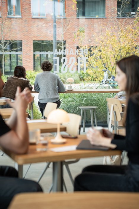 TISSE Bakery pod vedením Ivana Basina a Elizavety Timkiny spojuje ruční řemeslo s analytickým přístupem. Všechny receptury i procesy zde pečlivě zkoumají, testují a neustále vylepšují, aby zákazníci dostali nejvyšší možnou kvalitu pečiva. To lze nově ochutnat také na Smíchově, kde vznikla již třetí pobočka TISSE Bakery. Zkraje roku 2026 pak přibude další, tentokrát v Karlíně.