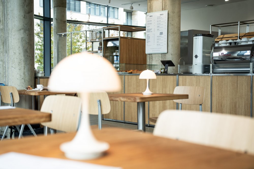 TISSE Bakery pod vedením Ivana Basina a Elizavety Timkiny spojuje ruční řemeslo s analytickým přístupem. Všechny receptury i procesy zde pečlivě zkoumají, testují a neustále vylepšují, aby zákazníci dostali nejvyšší možnou kvalitu pečiva. To lze nově ochutnat také na Smíchově, kde vznikla již třetí pobočka TISSE Bakery. Zkraje roku 2026 pak přibude další, tentokrát v Karlíně.