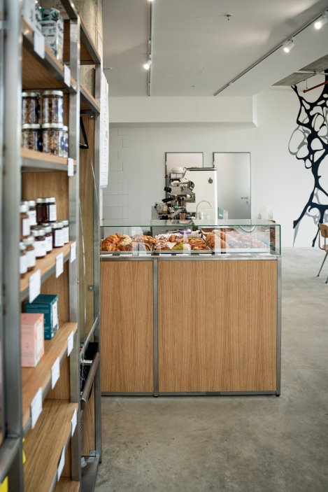 TISSE Bakery pod vedením Ivana Basina a Elizavety Timkiny spojuje ruční řemeslo s analytickým přístupem. Všechny receptury i procesy zde pečlivě zkoumají, testují a neustále vylepšují, aby zákazníci dostali nejvyšší možnou kvalitu pečiva. To lze nově ochutnat také na Smíchově, kde vznikla již třetí pobočka TISSE Bakery. Zkraje roku 2026 pak přibude další, tentokrát v Karlíně.