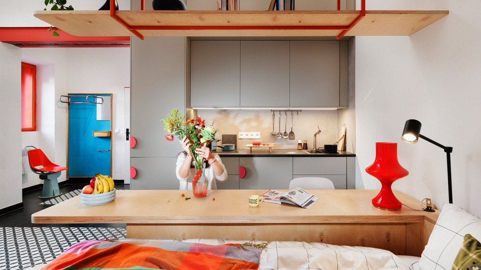 V době, kdy se trh s byty drolí mezi prémiové projekty pro elitu a neudržitelné „dostupné“ řešení, přichází brněnské studio KOGAA s překvapivou odpovědí. NOOX ukazuje, že development může být zároveň ziskový, estetický i sociálně zodpovědný.