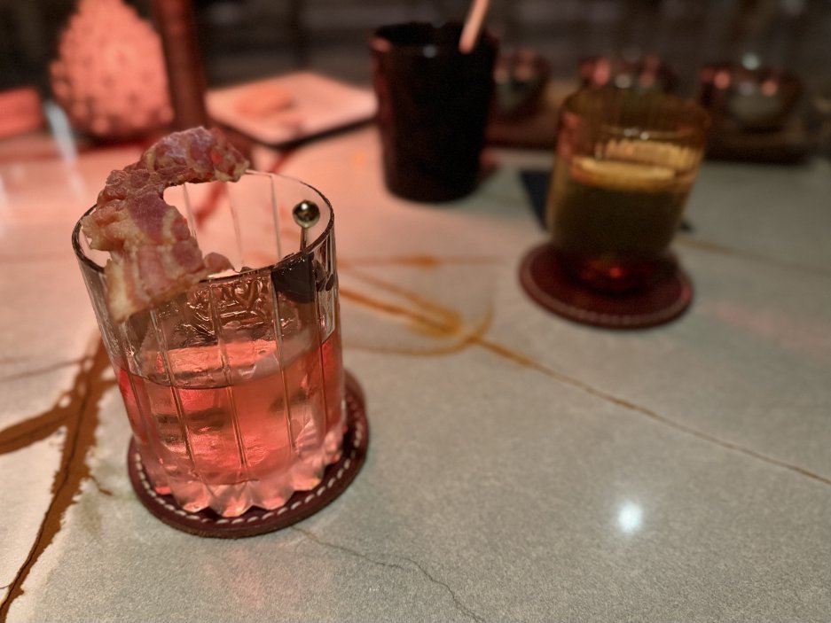 Luce Cocktail – návrat receptu z roku 2020 s bourbonem, javorovým sirupem a slaninou.