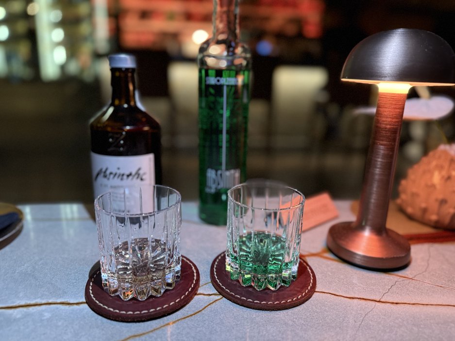 Finále večera – srovnání dvou absintů, vítězí Žufánek se zlatavým zákalem a plnější chutí.