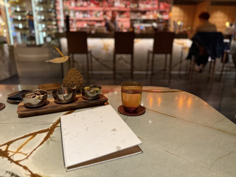Bar CottoCrudo v hotelu Four Seasons – elegantní kombinace italského šarmu a českého minimalismu.