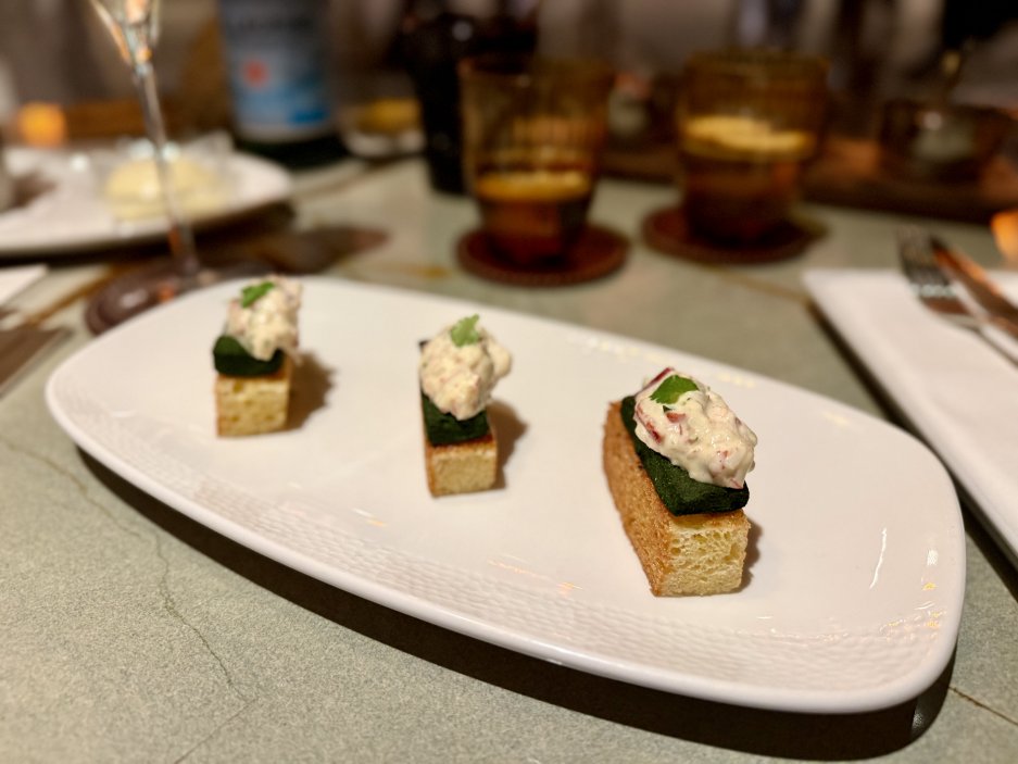 Florentinský toast s humrem, humří salát Old Bay, špenát a brioška.