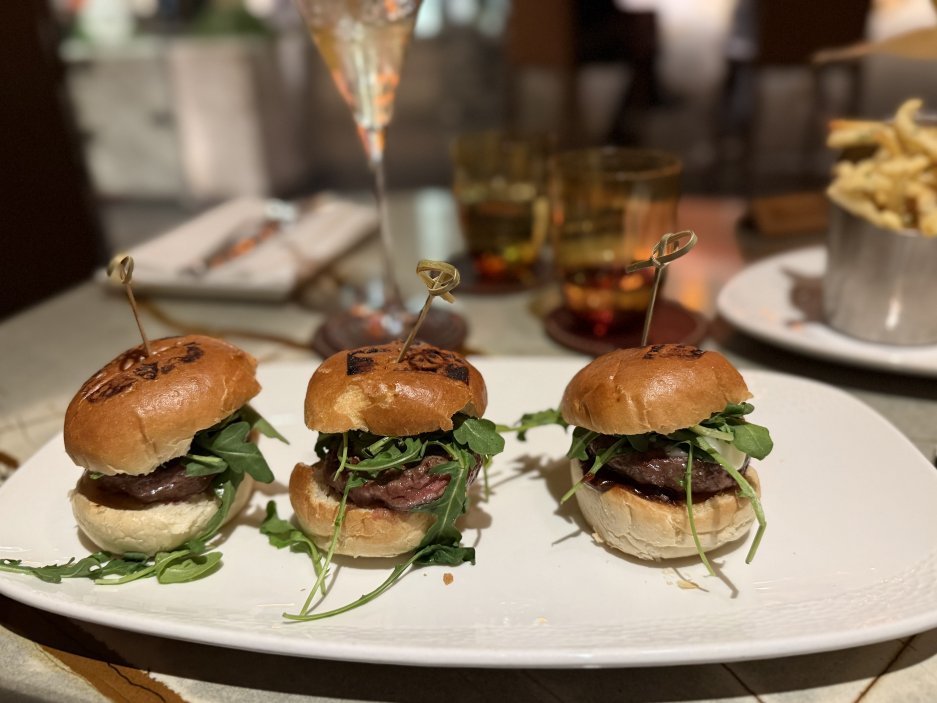Mini burgery Little Italy – hovězí, sýr Taleggio, rukola a rajčatovo-cibulový kompot.