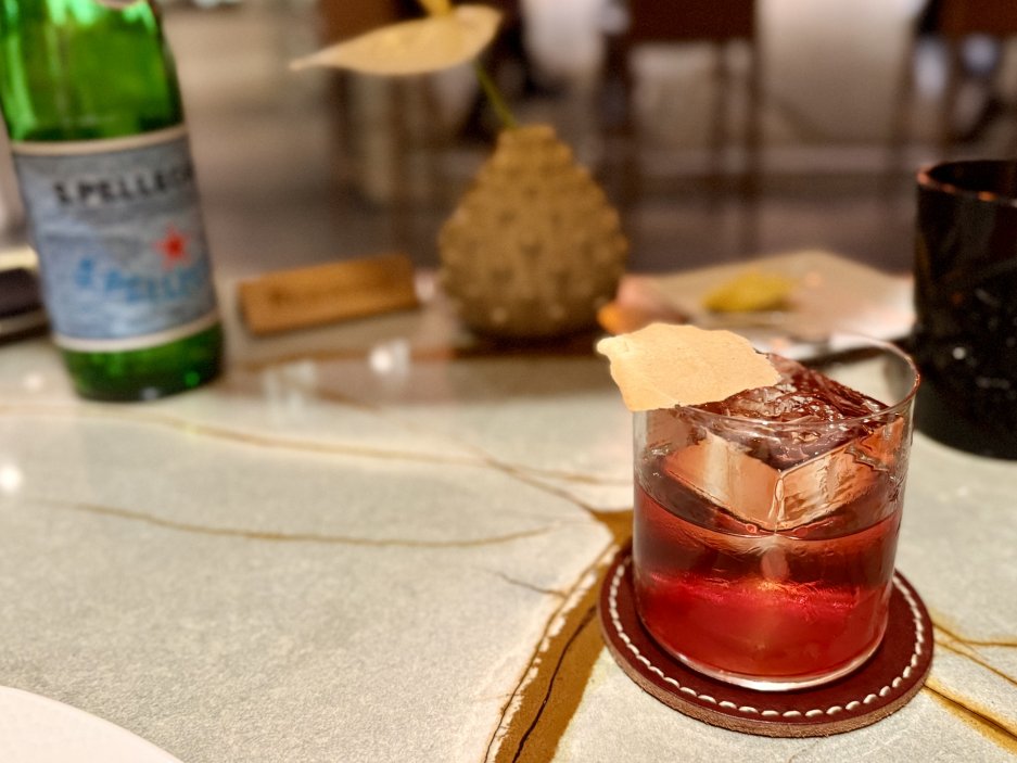 Golem Negroni – pražská variace klasiky s OMG ginem, kávovým Campari a kokosovým olejem.
