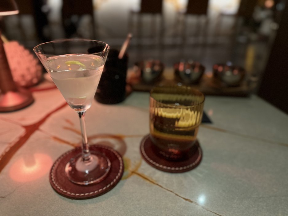 Vesper Martini – volba profesora Langdona, elegantní spojení ginu, vodky a Lilletu.