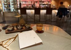 Bar CottoCrudo v hotelu Four Seasons – elegantní kombinace italského šarmu a českého minimalismu.