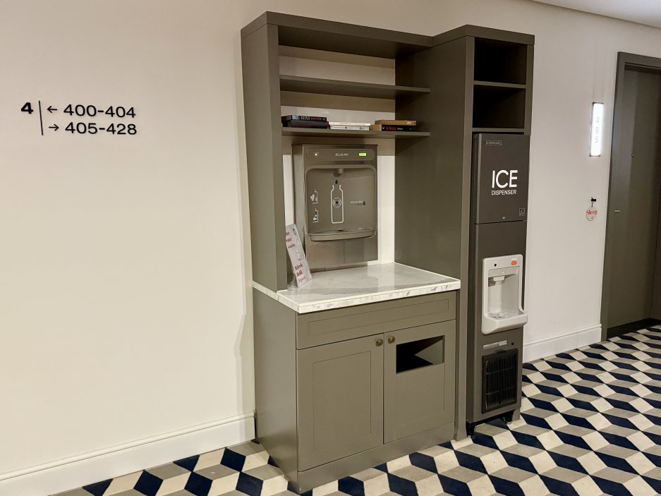 Filtrovaná voda a dispenzer ledu – praktický a ekologický prvek typický pro Canopy hotely