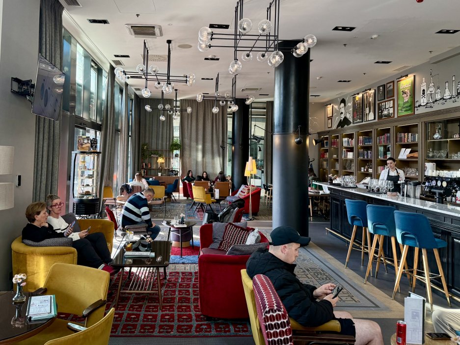 Lobby bar ve dne – mix pohodlí, barev a uvolněného ruchu města