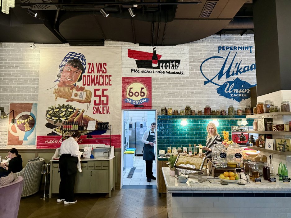 Restaurace ReUnion s retro nástěnnými malbami – pocta jugoslávskému designu padesátých let