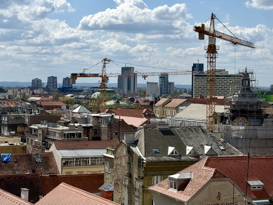 Panoráma Záhřebu z věží horního města – staré střechy se tu potkávají s moderní výstavbou