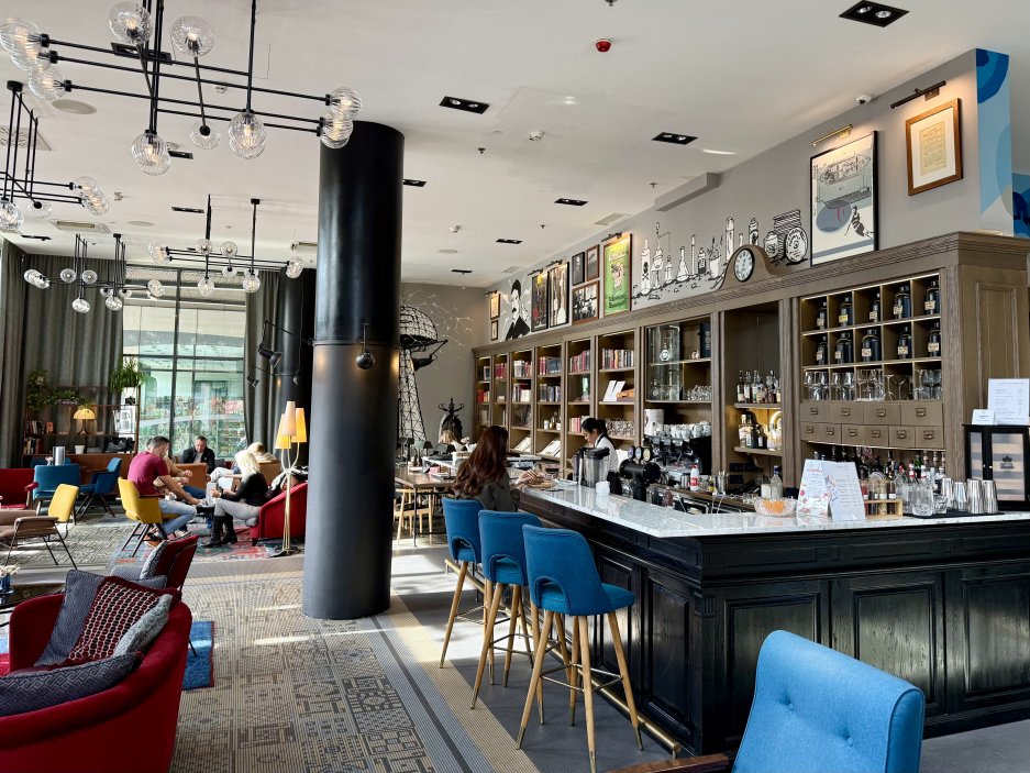 Lobby bar a centrální společenský prostor – místo, kde se potkávají hosté i místní