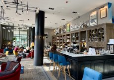 Lobby bar a centrální společenský prostor – místo, kde se potkávají hosté i místní