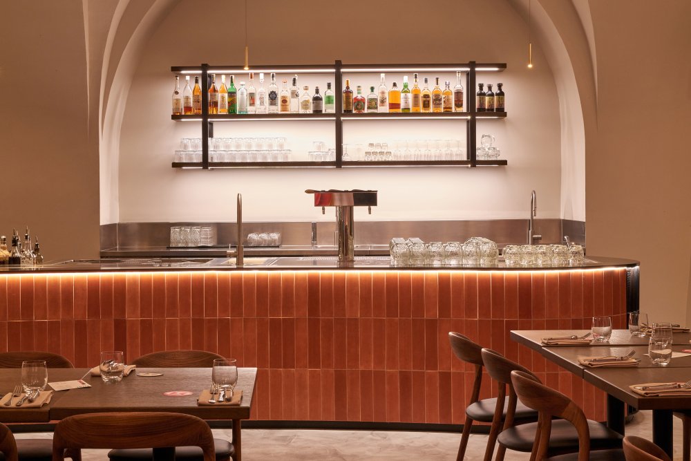 Brasileiro Slovanský dům, jedna z nejstarších a nejoblíbenějších restaurací Ambiente, prošla po více než deseti letech rozsáhlou rekonstrukcí. Nový interiér má přinést lehkost, čistotu a umělecký rozměr, aniž by ztratil brazilskou atmosféru. Na proměně se podílelo architektonické studio Qarta a grafické Studio Najbrt.