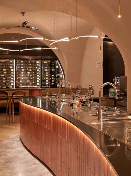 Brasileiro Slovanský dům, jedna z nejstarších a nejoblíbenějších restaurací Ambiente, prošla po více než deseti letech rozsáhlou rekonstrukcí. Nový interiér má přinést lehkost, čistotu a umělecký rozměr, aniž by ztratil brazilskou atmosféru. Na proměně se podílelo architektonické studio Qarta a grafické Studio Najbrt.