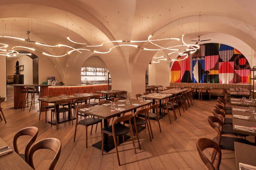 Brasileiro Slovanský dům, jedna z nejstarších a nejoblíbenějších restaurací Ambiente, prošla po více než deseti letech rozsáhlou rekonstrukcí. Nový interiér má přinést lehkost, čistotu a umělecký rozměr, aniž by ztratil brazilskou atmosféru. Na proměně se podílelo architektonické studio Qarta a grafické Studio Najbrt.