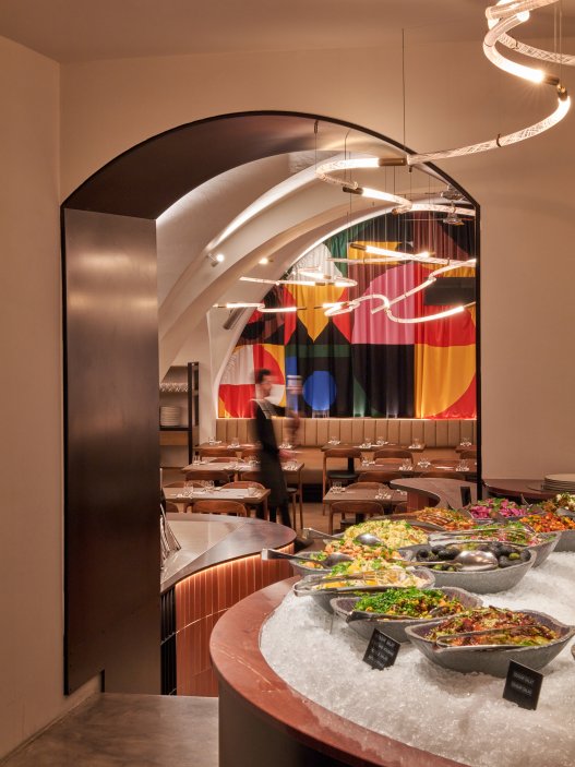 Brasileiro Slovanský dům, jedna z nejstarších a nejoblíbenějších restaurací Ambiente, prošla po více než deseti letech rozsáhlou rekonstrukcí. Nový interiér má přinést lehkost, čistotu a umělecký rozměr, aniž by ztratil brazilskou atmosféru. Na proměně se podílelo architektonické studio Qarta a grafické Studio Najbrt.