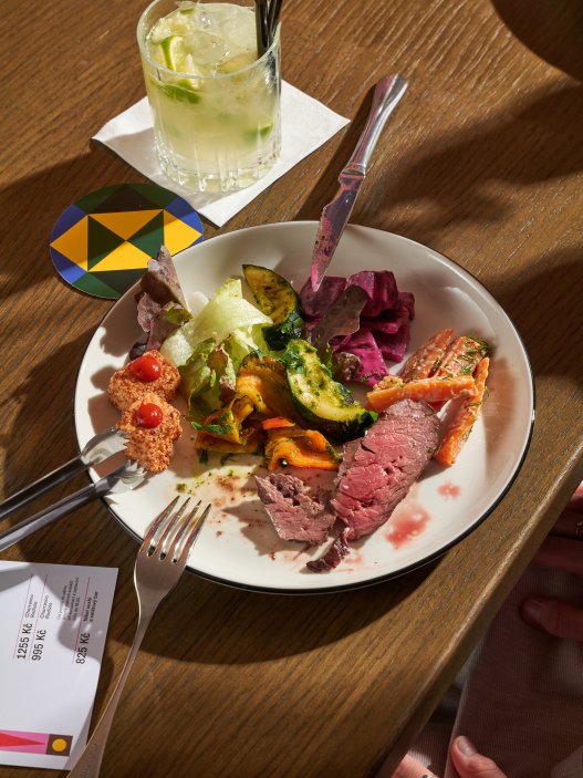 Brasileiro Slovanský dům, jedna z nejstarších a nejoblíbenějších restaurací Ambiente, prošla po více než deseti letech rozsáhlou rekonstrukcí. Nový interiér má přinést lehkost, čistotu a umělecký rozměr, aniž by ztratil brazilskou atmosféru. Na proměně se podílelo architektonické studio Qarta a grafické Studio Najbrt.