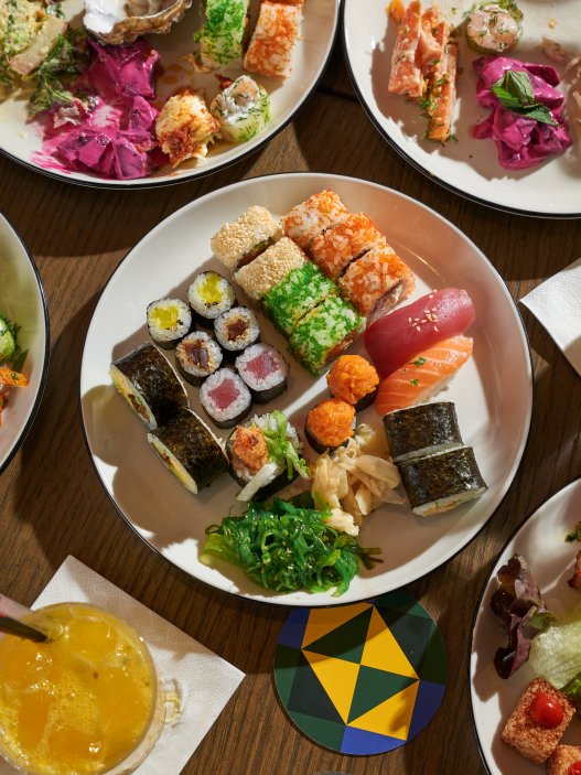 Brasileiro Slovanský dům, jedna z nejstarších a nejoblíbenějších restaurací Ambiente, prošla po více než deseti letech rozsáhlou rekonstrukcí. Nový interiér má přinést lehkost, čistotu a umělecký rozměr, aniž by ztratil brazilskou atmosféru. Na proměně se podílelo architektonické studio Qarta a grafické Studio Najbrt.