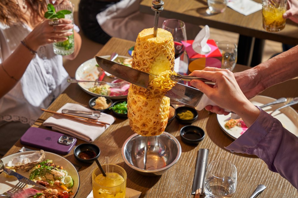 Brasileiro Slovanský dům, jedna z nejstarších a nejoblíbenějších restaurací Ambiente, prošla po více než deseti letech rozsáhlou rekonstrukcí. Nový interiér má přinést lehkost, čistotu a umělecký rozměr, aniž by ztratil brazilskou atmosféru. Na proměně se podílelo architektonické studio Qarta a grafické Studio Najbrt.
