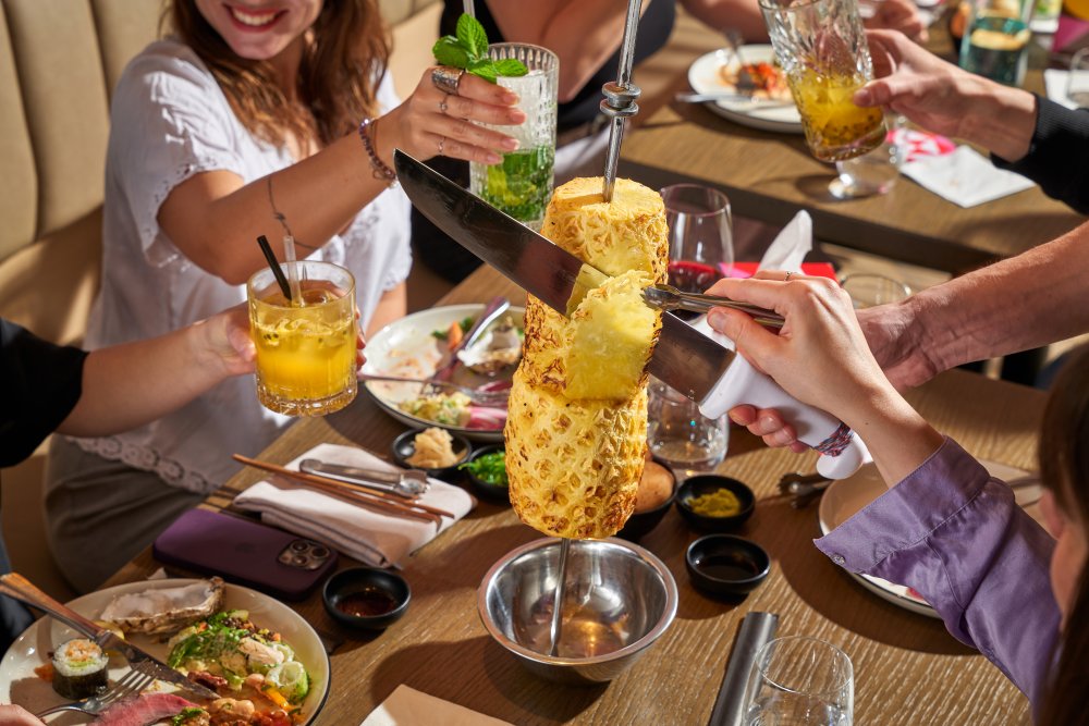 Brasileiro Slovanský dům, jedna z nejstarších a nejoblíbenějších restaurací Ambiente, prošla po více než deseti letech rozsáhlou rekonstrukcí. Nový interiér má přinést lehkost, čistotu a umělecký rozměr, aniž by ztratil brazilskou atmosféru. Na proměně se podílelo architektonické studio Qarta a grafické Studio Najbrt.