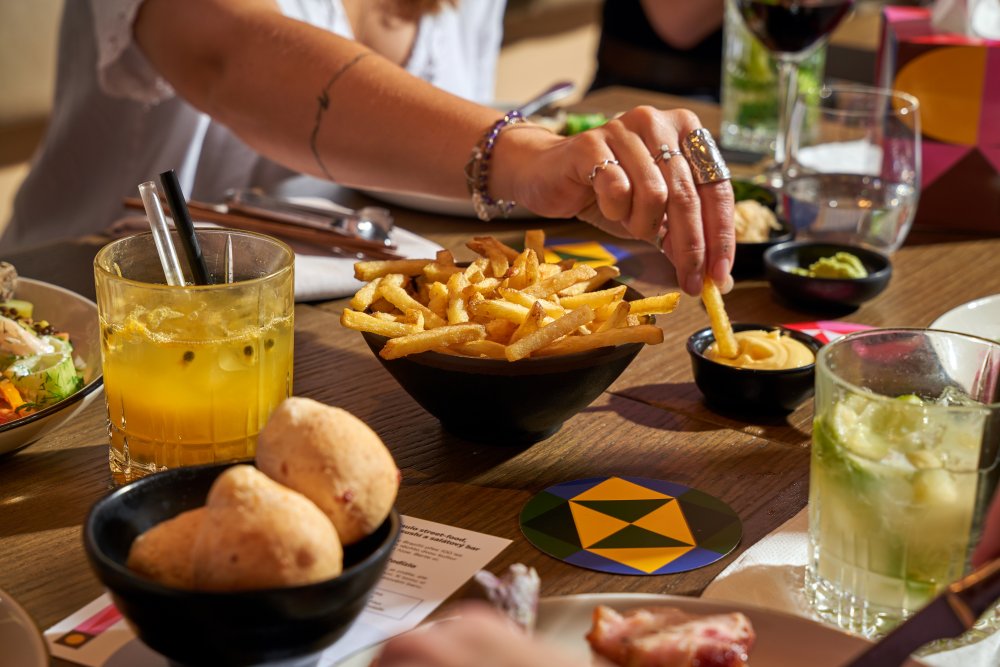 Brasileiro Slovanský dům, jedna z nejstarších a nejoblíbenějších restaurací Ambiente, prošla po více než deseti letech rozsáhlou rekonstrukcí. Nový interiér má přinést lehkost, čistotu a umělecký rozměr, aniž by ztratil brazilskou atmosféru. Na proměně se podílelo architektonické studio Qarta a grafické Studio Najbrt.