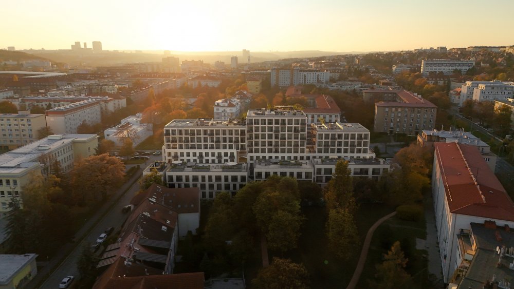 JITRO nabídne širokou škálu jednotek v rezidenčním domě i stylových townhousech od kompaktních 1+kk po rodinné 5+kk, se soukromými předzahrádkami a střešními terasami. Součástí projektu budou i společné prostory navržené pro setkávání i odpočinek – komunitní střešní terasa, wellness se saunou, posilovna, kolárna nebo prádelna.