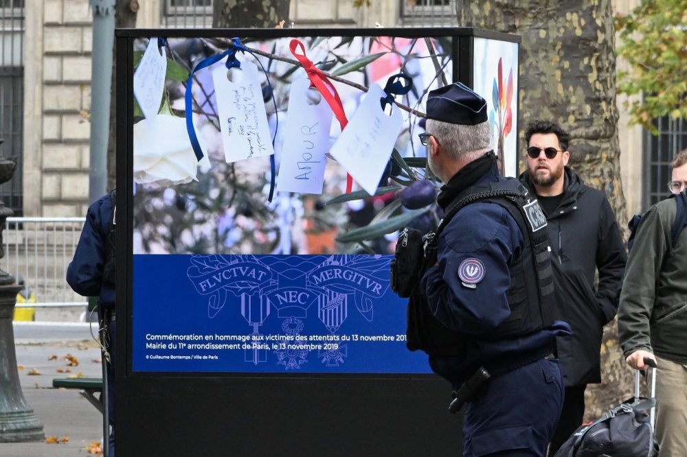 Francie si připomíná 10. výročí od teroristického útoku v hudebním klubu Bataclan, při němž bylo zabito 70 mladých lidí.