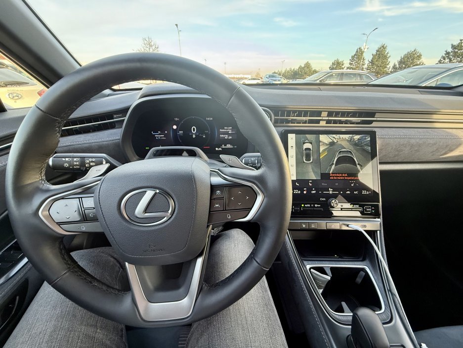 Interiér Lexusu LBX působí prémiově hned po usednutí za volant. Materiály kombinují kůži, Alcantaru a měkké výplně – zpracování odpovídá větším modelům značky.