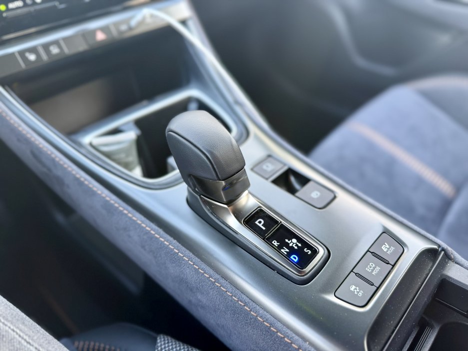 Krátká volicí páka převodovky e-CVT je po ruce, doplňuje ji volba jízdních režimů Eco, Normal a EV Mode. Vše je přehledné a ergonomicky rozmístěné.