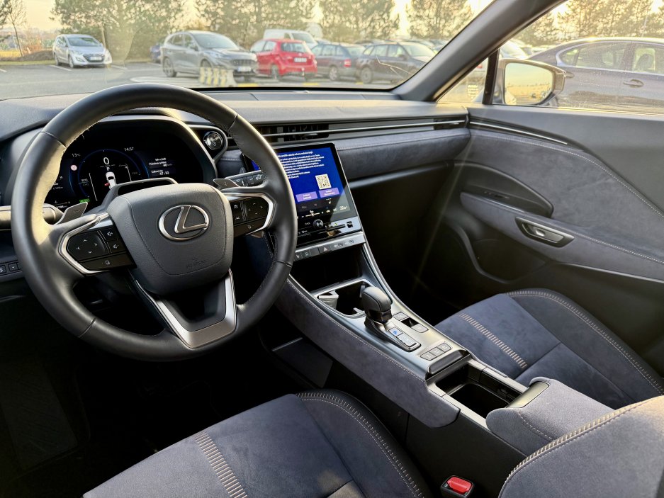 Typická lexusovská ergonomie – volant padne přesně do ruky a digitální přístrojový štít nabízí čisté, čitelné rozhraní bez zbytečných efektů.