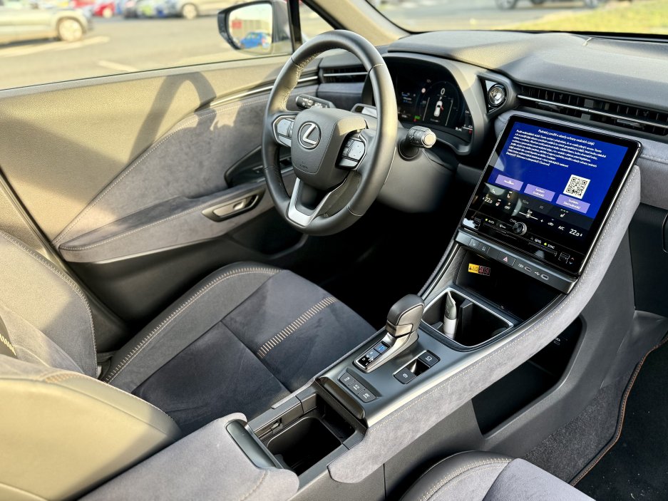Detaily interiéru ukazují, že Lexus si dává záležet i na pocitu z dotyku. Měkké výplně dveří a precizní švy působí hodnotněji, než bývá u kompaktních SUV běžné.