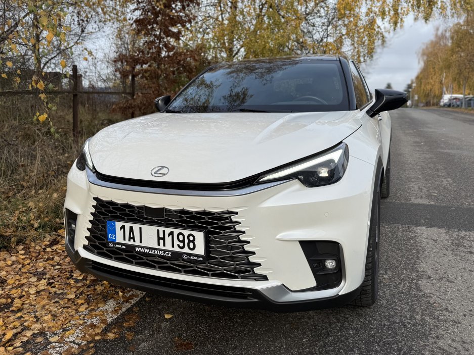 Přední partie s úzkými světlomety a typickou maskou Lexus působí sebevědomě, ale nepůsobí přehnaně agresivně.