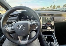 Interiér Lexusu LBX působí prémiově hned po usednutí za volant. Materiály kombinují kůži, Alcantaru a měkké výplně – zpracování odpovídá větším modelům značky.