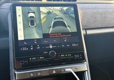 Centrální displej s úhlopříčkou 9,8 palce zobrazuje parkovací kameru s 360° náhledem a přehledným rozhraním. Přehlednost i reakce systému patří k silným stránkám vozu.