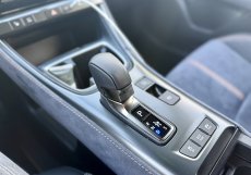 Krátká volicí páka převodovky e-CVT je po ruce, doplňuje ji volba jízdních režimů Eco, Normal a EV Mode. Vše je přehledné a ergonomicky rozmístěné.