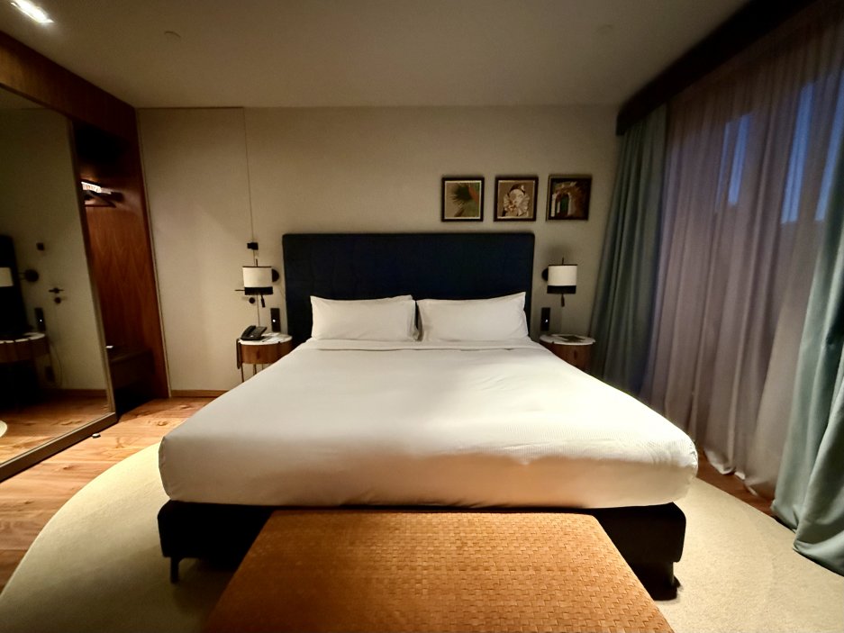 Pokoj Superior v Keight Hotel Opatija – minimalistický design a teplé dřevěné tóny