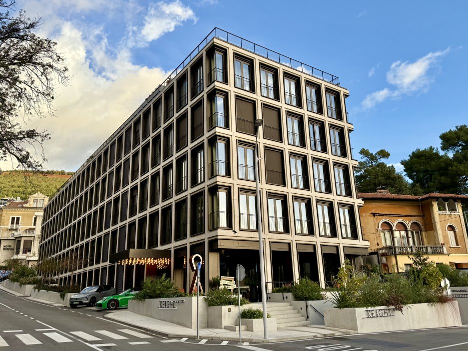 Moderní architektura Keight Hotel Opatija – geometrická přesnost v souladu s okolní historickou zástavbou
