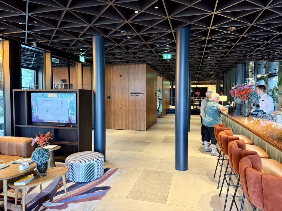 Lobby s barem a pohodlným sezením – stylové místo pro ranní kávu i večerní drink