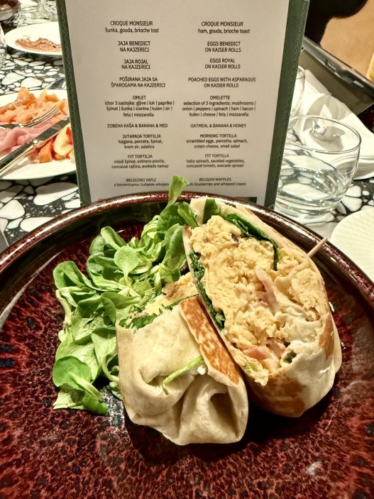 Ranní Tortilla z à la carte nabídky – kombinace tortilly, míchaných vajec, šunky a baby špenátu