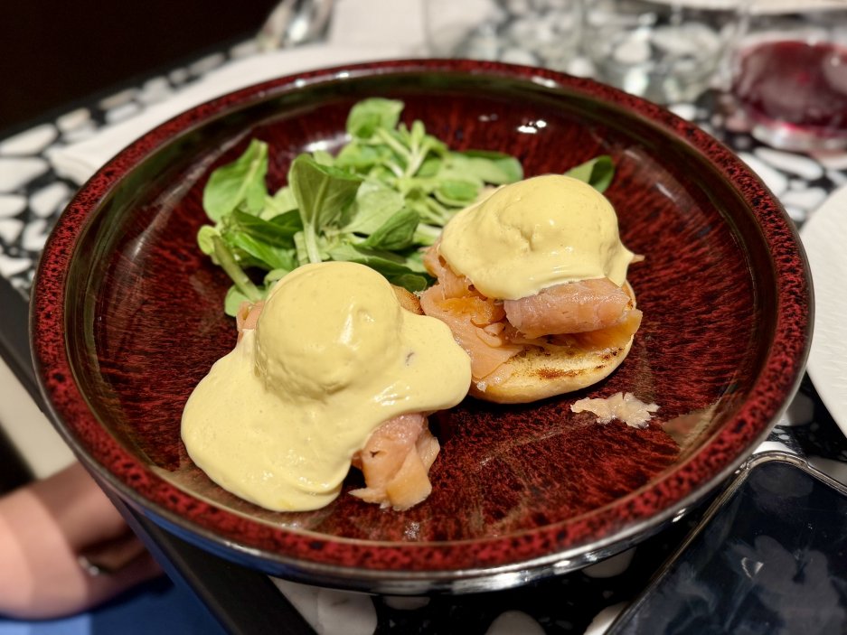 Eggs Royale s uzeným lososem a holandskou omáčkou