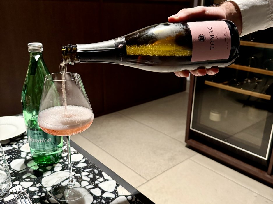 Lokální růžové šumivé víno Tomac – svěží doprovod k večeři v hotelové restauraci