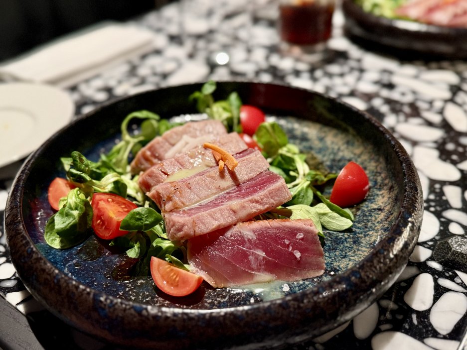Tuňákové tataki – předkrm, který by obstál i jako hlavní chod. Jeden z vrcholů místní kuchyně