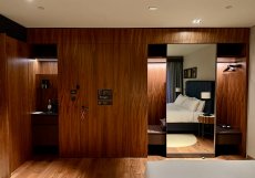 Dřevěné obložení s integrovaným zrcadlem a promyšleným úložným prostorem