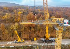 S mimořádnou délkou střešních panelů a sklonem terénu si mohl poradit jen největší jeřáb v Česku