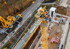 Jeřáb je speciálně ukotven do skalního podloží