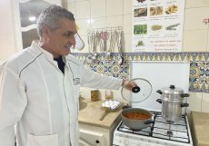 Výrobě harrisy a workshopům s ní spojených se věnuje i Imed Attig. Imed je tuniský podnikatel a historik z města Nabeul, který je známý jako spoluzakladatel společnosti Terroirs de Tunisie, která se specializuje na řemeslnou výrobu tradiční harissy.