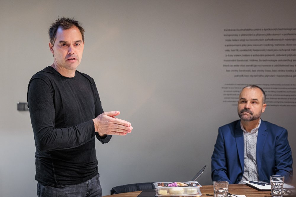Po více než dvaceti letech podnikání v cateringu a firemních kantýnách přišel Filip Sajler s unikátním řešením pro firmy – chytrými lednicemi s RFID technologií, propojenými s mobilní aplikací a platebními i benefitními systémy.